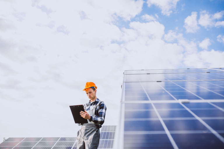 Read more about the article Integrador fotovoltaico: tudo que você precisa saber!